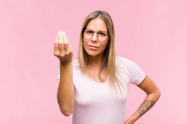 Genç ve güzel bir kadın kapiş ya da para hareketi yapıyor, sana borçlarını ödemeni söylüyor.!