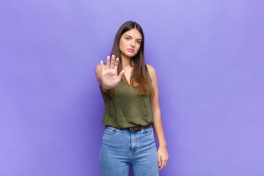 Sen güzel bir kadınsın. Ciddi, sert, hoşnutsuz ve kızgın görünüyorsun.