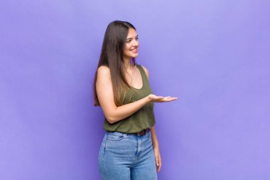 Sen güzel bir kadınsın, neşeli bir şekilde gülümsüyorsun, mutlu hissediyorsun ve fotokopi uzayda bir konsept gösteriyorsun.