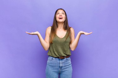 Sen güzel bir kadınsın. Mutlu, şaşkın, şanslı ve şaşırmış hissediyorsun. Zaferi iki elinle kutluyorsun.