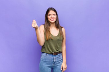 Sen güzel bir kadınsın. Kapiş ya da para yapıyorsun. Sana borçlarını ödemeni söylüyor.!