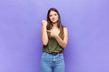 Sen güzel bir kadınsın sabırsız ve sinirli görünüyorsun, saati gösteriyorsun, dakiklik istiyorsun, zamanında gelmek istiyorsun.