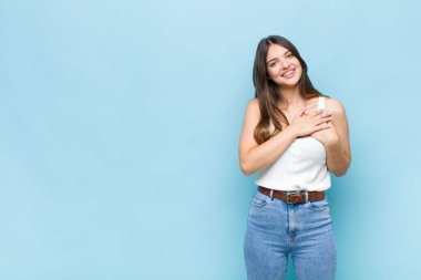 Sen güzel bir kadınsın Romantik, mutlu ve aşık, neşeyle gülümseyen ve kalbe yakın el ele tutuşan