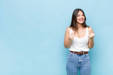 Sen güzel bir kadınsın zaferle bağırıyorsun, gülüyorsun, mutlu ve heyecanlı hissediyorsun başarıyı kutlarken.