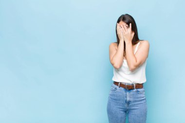 Sen güzel bir kadınsın. Korkuyor musun, utanıyor musun? Gözleri yarı kapalı bir şekilde dikizliyor musun?