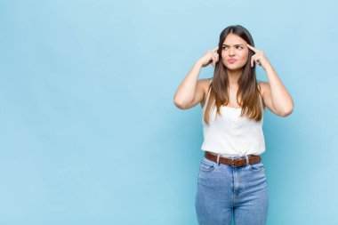 Sen güzel bir kadınsın. Kafan karışık ya da şüpheci, bir fikre odaklanmış, çok düşünüyor, kenarda boşluğu kopyalamak istiyorsun.