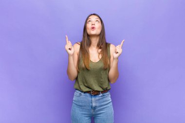 Sen güzel bir kadınsın. Korkmuş ve ağzı açık. Şok olmuş ve şaşırmış bir şekilde yukarı bakıyorsun.