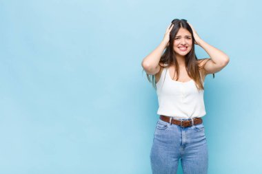 Sen güzel bir kadınsın. Stresli, endişeli, endişeli ya da korkmuş. Ellerin başının üstünde, hata yaptığında panikliyorsun.