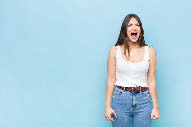 Sen güzel bir kadınsın. Korkmuş ve şok olmuş hissediyorsun. Ağzın açık ve şaşkınsın.