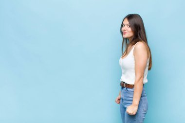 Sen aptal, çılgın, şaşkın bir ifadeyle güzel bir kadınsın. Yanakları şişen, doldurulmuş, şişman ve yemek dolu.