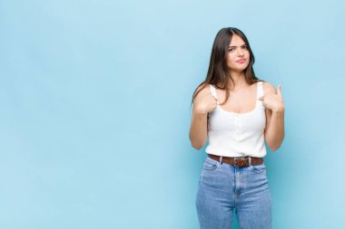 Sen güzel bir kadınsın. Gururlu, pozitif ve iki elinle göğsünü gösteren.