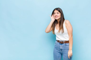 Sen güzel bir kadınsın, gülümsüyorsun, tuhaf bir şekilde yan tarafa bakıyorsun, dedikoduları dinlemeye çalışıyorsun ya da bir sırrı duymaya çalışıyorsun.