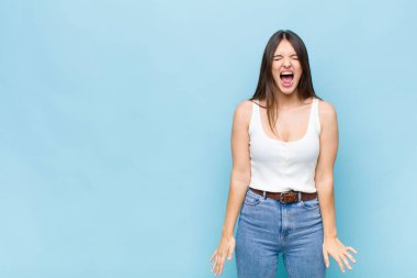 Sen güzel bir kadınsın, agresif bir şekilde bağırıyorsun, sinirli, sinirli, sinirli ya da sinirli görünüyorsun, hayır