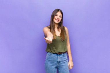 Sen güzel bir kadınsın. Mutlu, başarılı ve kendinden emin hissediyorsun. Meydan okumayla yüzleşip 