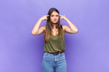 Sen, ciddi ve konsantre bakışlı, beyin fırtınası yapan ve zorlu bir sorunu düşünen güzel bir kadınsın.