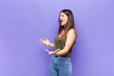 Sen güzel bir kadınsın. Opera yapıyorsun, konserde şarkı söylüyorsun. Romantik, sanatsal ve tutkulu hissediyorsun.