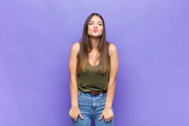 Sen güzel bir kadınsın, tatlı, eğlenceli, mutlu, sevimli bir yüz ifadesiyle dudaklarını birbirine bastırıyorsun. Öpücük gönderiyorsun.