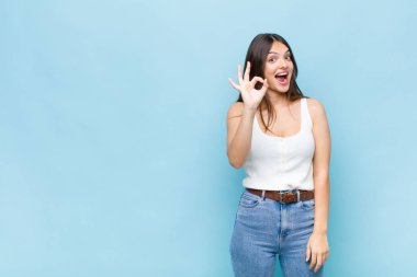 Sen güzel bir kadınsın. Kendini başarılı ve tatmin olmuş hissediyorsun. Ağzın açık gülümsüyorsun.