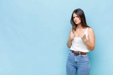 Sen güzel bir kadınsın. Kendine güvenen, sinirli, güçlü ve agresif görünüyorsun. Yumrukların boks pozisyonunda dövüşmeye hazır.