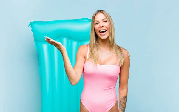 Ładna Kobieta Stroju Kąpielowym Czuje Się Szczęśliwa Zaskoczona Radosna Uśmiecha — Zdjęcie stockowe