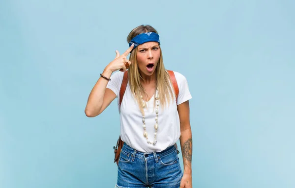 Joven Bastante Hippie Mujer Buscando Sorprendido Con Boca Abierta Sorprendido —  Fotos de Stock