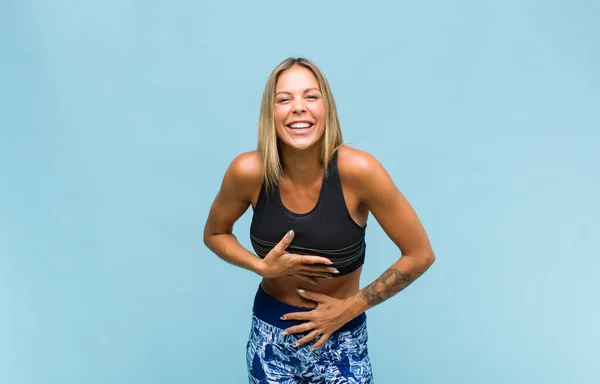 Jonge Mooie Vrouw Lachen Hardop Een Hilarische Grap Zich Gelukkig — Stockfoto