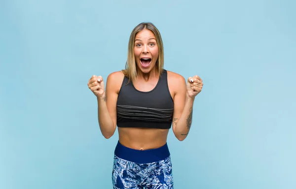 Jovem Mulher Bonita Sentindo Chocado Animado Feliz Rindo Celebrando Sucesso — Fotografia de Stock