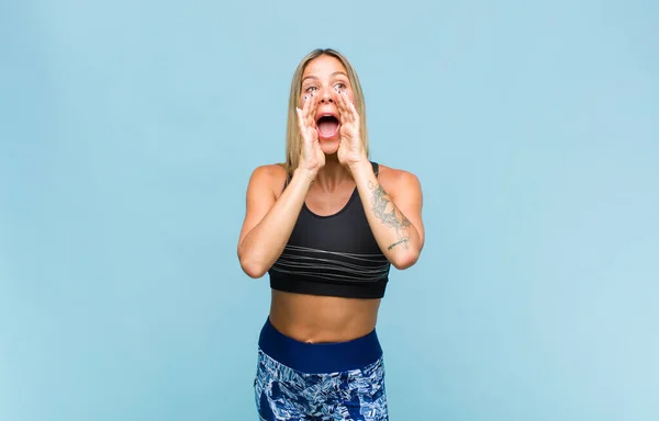 Jovem Mulher Bonita Com Atitude Alegre Despreocupada Rebelde Brincando Língua — Fotografia de Stock