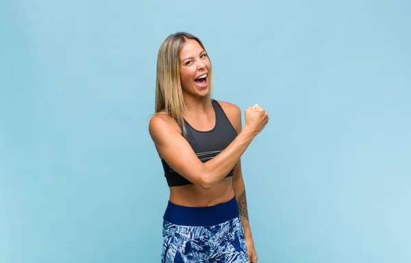 Jovem Mulher Bonita Sentindo Feliz Positiva Bem Sucedida Motivada Enfrentar — Fotografia de Stock