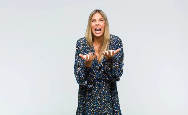 Jonge Mooie Vrouw Zoek Wanhopig Gefrustreerd Gestresst Ongelukkig Geïrriteerd Schreeuwen — Stockfoto