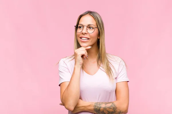 Jovem Mulher Bonita Sorrindo Feliz Sonhando Acordado Duvidar Olhando Para — Fotografia de Stock