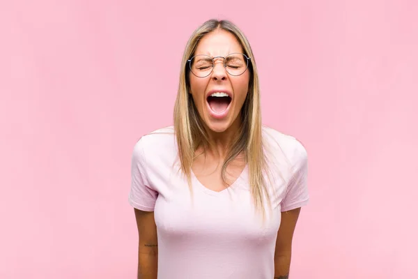 Genç Güzel Bir Kadın Agresif Bir Şekilde Bağırıyor Kızgın Sinirli — Stok fotoğraf