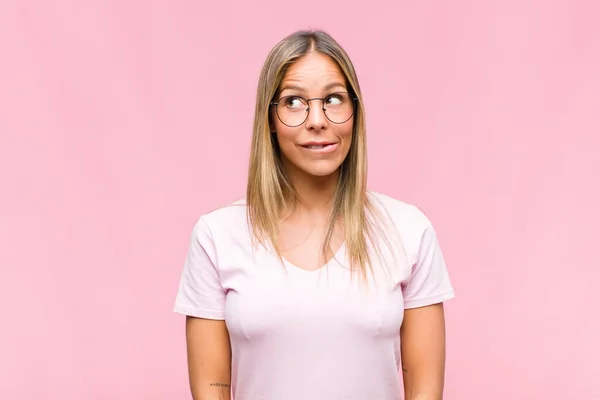 Jovem Bonita Mulher Olhando Confuso Confuso Mordendo Lábio Com Gesto — Fotografia de Stock