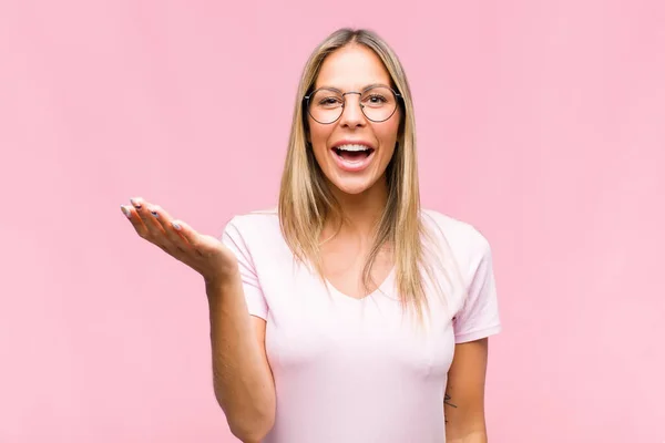 Jonge Mooie Vrouw Die Zich Gelukkig Verrast Vrolijk Voelt Lachend — Stockfoto