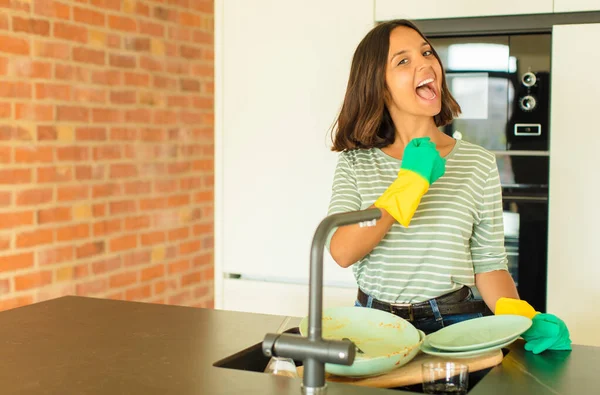 Giovane Bella Donna Lavare Piatti Sentirsi Felice Positivo Successo Motivato — Foto Stock