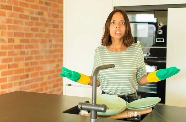 Young Pretty Woman Washing Dishes Feeling Extremely Shocked Surprised Anxious — Stock Photo, Image