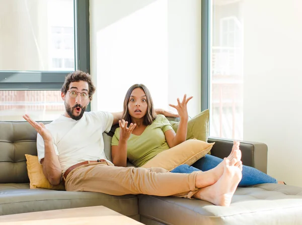 Young Couple Open Mouthed Amazed Shocked Astonished Unbelievable Surprise New — Stock Photo, Image