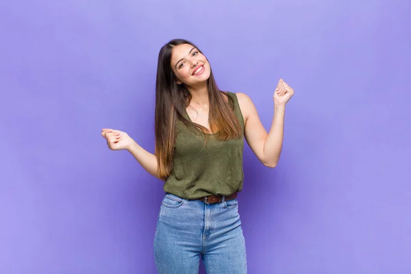 Vacker Kvinna Som Ler Känner Sig Bekymmerslös Avslappnad Och Glad — Stockfoto