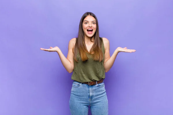 Mujer Bonita Sintiéndose Feliz Emocionado Sorprendido Sorprendido Sonriendo Asombrado Por —  Fotos de Stock