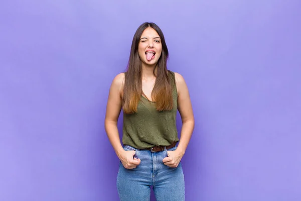 Sie Ist Eine Hübsche Frau Mit Fröhlicher Unbeschwerter Rebellischer Attitüde — Stockfoto