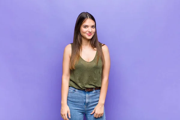 Sie Ist Eine Hübsche Frau Die Stolz Selbstbewusst Cool Frech — Stockfoto