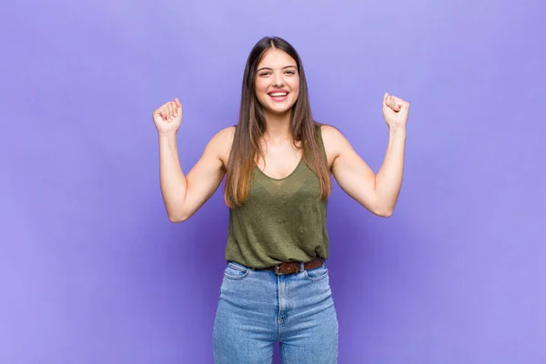 Youn Mujer Bonita Gritando Triunfalmente Pareciendo Emocionado Feliz Sorprendido Ganador —  Fotos de Stock