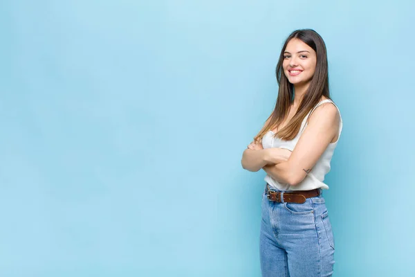 Youn Mooie Vrouw Glimlachen Naar Camera Met Gekruiste Armen Een — Stockfoto