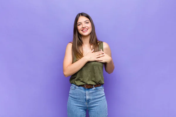 Youn Mooie Vrouw Gevoel Romantisch Gelukkig Verliefd Vrolijk Glimlachen Hand — Stockfoto