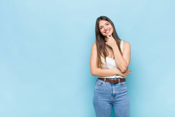 Youn Bonita Mujer Sonriendo Disfrutando Vida Sintiéndose Feliz Amable Satisfecho —  Fotos de Stock