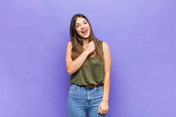 Youn Mooie Vrouw Zich Gelukkig Positief Succesvol Gemotiveerd Wanneer Geconfronteerd — Stockfoto