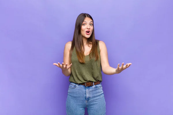 Youn Mulher Bonita Sentindo Extremamente Chocado Surpreso Ansioso Pânico Com — Fotografia de Stock