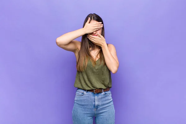 Jeune Jolie Femme Couvrant Visage Avec Les Deux Mains Disant — Photo