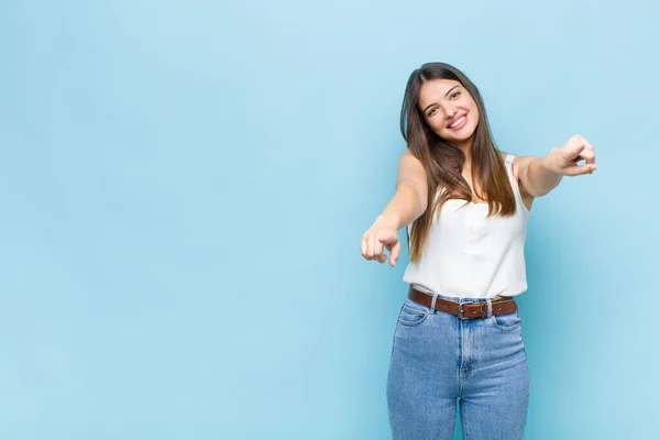 幸せと自信に満ちた若い女性が手と笑顔でカメラを指差し — ストック写真