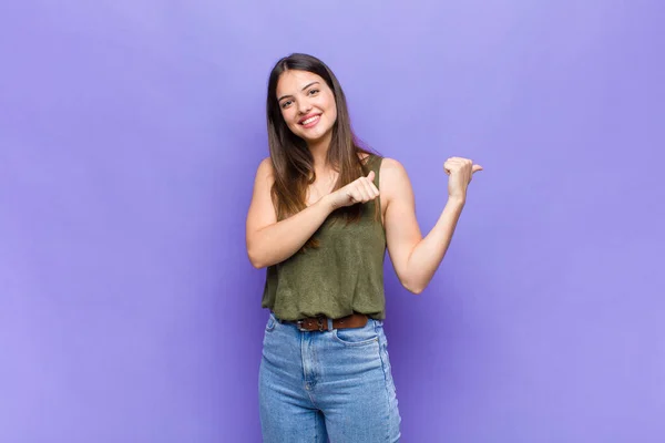 Vackra Kvinna Ler Glatt Och Nonchalant Pekar Kopiera Utrymme Sidan — Stockfoto